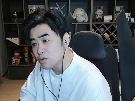 Kanavi的发言爆了! 朱开:这就是lck的外援,回去之后是长这样的,说话不用负责任的,这种发言说出来也是不准备回lpl。那就看呗,看他能不能赢T1。#lpl #lck #Kanavi #T1