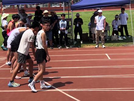 石门六中拿下高男800米第一名和第二名,1分59秒。