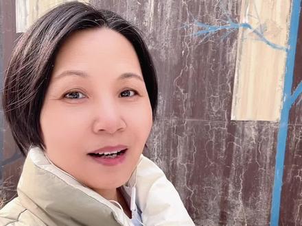 江城子·人生五十尚轻狂
原创:周语诗词
人生五十尚轻狂,
鬓如霜,又何妨。
踏遍关山,回首是苍茫
历尽千帆风浪静,
斟老酒,对斜阳,
少年心事已轻藏,
卸行装,敛锋芒。
谁解柔肠微笑对悲凉。
且把浮名皆放下,
听落叶,品梅香。@周语诗词