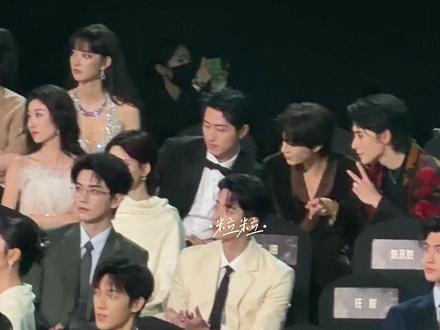 捉到一群可爱鬼在自拍🤳
@王凯沐 请交出帅照🤩🤩🤩
#王凯沐 #星光大赏