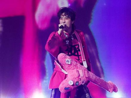 #张弛新歌把全场唱沸腾了 #张弛 《动画片战役》直拍版奉上!当童年回忆被谱成摇滚战歌,这场充满想象力的音乐“战役”,你准备好接招了吗?#音乐缘计划