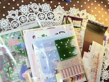 谢谢大家一直对我的支持和喜欢。在新的一年里,我会带给大家更多更好的作品,这次准备了两份小🧧,希望大家喜欢~
#手账 #新年 #手账胶带 #春晚 #手工贺卡