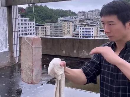 10分钟视频 再次验证“寸拳悬空断砖🧱”为假❌❌❌
视频中将展示铁头功断砖🆚铁砂掌断砖
以及“飞刀、飞斧”技。欢迎武林界打假👏
#专业动作请勿模仿#寸拳#铁头功#李小龙 #冯玄子