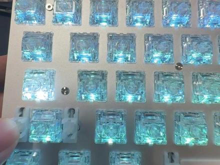 #IQUNIX #EC75 #网咖外设#铝厂 #展示键盘 铝厂最新新品EC75,一只专门为网吧设计的键盘,质保3年!!!
