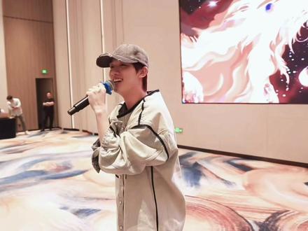 丁程鑫在时代峰峻年会上发了66666特等奖红包!!!我也要 丁丁哥哥!!
#丁程鑫 #时代少年团丁程鑫