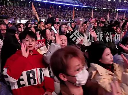 今年的KPL决赛有多燃,六万人齐聚鸟巢见证中国电竞高光时刻#移动电竞首次登上鸟巢#今年的KPL决赛之夜有多燃