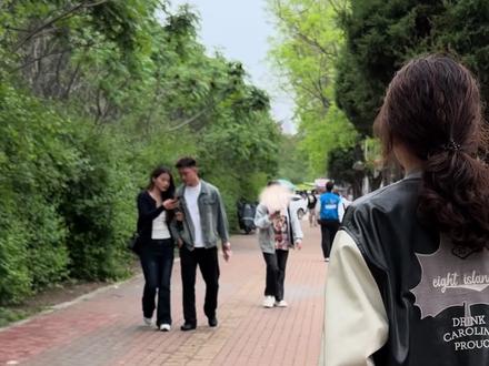 我来辽财抓人了 👀 人生就是来体验的~
#辽宁财贸学院 #情侣写真 #拍摄花絮 #兴城约拍 #目野影像工作室