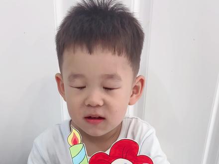 没有小朋友能拒绝甜甜的奶油水果大蛋糕吧~🎂
🎈儿童节就要到了,和小朋友一起来制作粘土蛋糕,增加一份节日的仪式感~
一块小小的粘土,在灵动的手指间变幻出一个又一个令人惊艳的蛋糕模样🎂
在这个过程中,孩子体验到了亲手制作蛋糕的乐趣,也很好的提高了动手能力👍
🎉我们用到的是美乐童年胶囊粘土,真的太方便啦!
🌟粘土加上配套工具,一盒全部搞定,拎包就走,随时随地都能开启创意之旅啦!
❤这一款粘土让妈妈最放心的还是这款粘土坚持5大不添加,无邻苯,无重金属,无甲醛,宝宝用着很安心!
🌈让人眼前一亮的还有它的三层缤纷糖果色🍬便携小包装,随玩随取,防干裂,防受潮,防污染,再也不用担心小朋友的粘土会干掉啦!
粘土质地细腻,超好塑形,不粘手,做出来的蛋糕🎂非常逼真,宝宝玩得很开心呀!
#儿童节 #儿童彩泥手工蛋糕 #儿童节礼物 #粘土蛋糕 #粘土手工教程