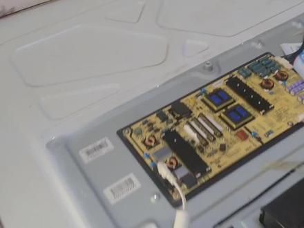 55寸创维液晶电视屏闪通病,不花钱修复方法 #家电维修 #液晶电视维修 #芯片级维修 #拆机 #电路板维修 #电子技术 #电器维修 #维修