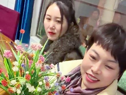 @小土妹嫂子(正能量传递) @小土妹的婶子,马小庄 情人节💘送干妈一捧花🌸送嫂子一捧花
㊗️大家新年快乐#爱生活爱养花 #情人节 #小土妹 #过年氛围提前搞起来了 #搞笑