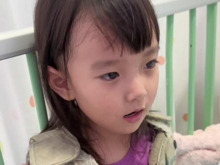 抗击支原体肺炎心路历程:先是微微咳嗽,第二天低烧37.4,到医院查了鼻拭子阳性,开始吃阿奇霉素,吃了三天阿奇霉素没退烧,还高烧到39度
,第四天继续看医生,给开了头孢打点滴,还是高烧不退,第六天开始头孢+红霉素点滴,第七八九天还是反复高烧,第十天又复查并拍了胸片
左肺有积液,留观并准备住院,住院后就是雾化+吃药,排队做了支气管镜吸痰,各种检查后,还好只是单纯的支气管肺炎,住了5天院,生病第十五天,终于出院了,抵抗力需要慢慢恢复,修养中………十一月是高发,大家要多多注意了!