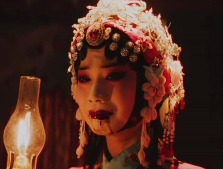 #enemy#煎饼果子夏天妹妹
看了很多评论,大家表达了伏笔,还有评价
这个设定真的很封神了。
往小了讲,巷口绝望是因为自己的血配上箭杀了桥头
往大了讲,她绝望的是终于意识到自己和桥头成了邪祟,可最命运弄人的是他们二人忠烈殉国,最后却被执念困住成了邪祟,伤害无辜之人。
所以内娱到底在干什么啊,我觉得内娱是资本介入的,多元化的,就像一个品牌需要投资需要被控制的一些走向,那么夏天和煎饼这种靠抖音去拍视频,没有任何资方介入的话,或者特别是被控制,就没有这么纯粹的表达一些价值了,我觉得是内娱这种大集体看多了,大家审视疲劳了,所以我觉得暂时这样是很好的选择,给我们提供情绪渲染,价值所在,而且短视频本身可以做到精,因为短,放的都是精华,我看了他们两的放映会,煎饼说花旦这个角色本身是没有故事背景的很单调,他去尽心打磨这个角色丰满这个角色,如果是内娱或许可以做到短的打磨,但是长的就说不定了吧,还有角色扮演,他自己做自己想,但是内娱就不一定做到导演想,角色做到位的情况。