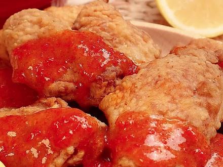 美国年销量能绕地球一圈的重口味炸鸡!"水牛城炸鸡"
这个炸鸡也叫做布法罗鸡翅,因为味道太重,所以一般是在酒吧搭配啤酒吃的。除了视频里做的经典水牛城辣酱之外,还会搭配蓝纹奶酪一起吃,是名副其实的重口味炸鸡。
食材:鸡翅-500g(10只)
水牛城辣酱(原版):
弗兰克辣酱-120ml
糖-20g
白醋-15ml
大蒜粉-2g
洋葱粉-2g
黄油-60g
水牛城辣酱(改良版):
弗兰克辣酱-70ml
番茄酱-50ml
蜂蜜-10ml
蒜蓉-10g
黄油-25g
弗兰克辣酱是最经典的调法,如果买不到弗兰克辣酱也可以用其他美式辣酱代替,比如Tabasco(酸味更重)或者红鹰头(泰式/温和一点)。
#抖音美食推荐官 #炸鸡#外酥里嫩 #美食分享 #美食教程