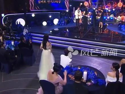 #李濬荣李浚赫回应青龙奖乌龙 因两人名字发音相似 李濬荣误听成自己获奖 朴宝剑 李惠利 李浚赫 IU 获得人气奖 此外IU凭借《苦尽柑来遇见你》斩获最佳女主角 #青龙奖 #苦尽柑来遇见你 #IU #IU获青龙视后