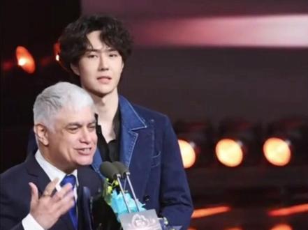 细节见人品 主持人叫魏总下台 一博轻松救场 控场能力及情商超高#王一博反差 #王一博