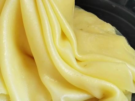 4个土豆放绞馅机里搅一搅,做成土豆凉皮,这个做法还第一次见 #在家做美食 #凉皮 #美食分享