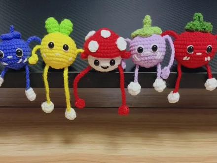 应广大网友要求,蘑菇教程来啦!快喊你的闺蜜一起学习吧!再次感谢,@胖拇指手作 的图解分享!手脚可抽拉! #蘑菇钩织教程 #好看的包挂