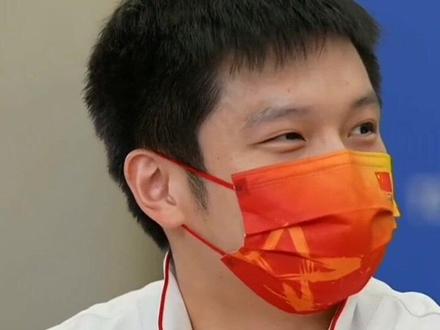 小胖:我也很激动的给莎莎签名
👶:樊振东哥哥你也不胖 为什么都叫你胖呢?东哥:他们还小没见过胖的😄浅听樊言樊语#樊振东 #说话技巧