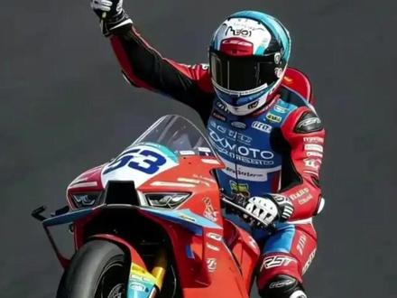 【评论君开讲】张雪说“一个子儿也没有”,真相是什么? #人民日报评张雪回答引误读 最近张雪机车特别火,但有一个采访片段却引发了争议:记者问重庆政府给了什么支持,张雪说了句“一个子儿也没有”。这句话一出来,评论区又炸了。一拨人说,你看,张雪是一个全靠自己干出来的孤胆英雄;另一拨人说,当地政府眼光不行,这么好的企业居然不扶持。
但是,真的是这样吗?咱们先来想一个问题:一辆高端摩托车,有上千个零件,从发动机缸体到精密齿轮,从车架焊接到底盘调校……张雪一个人、一家企业能造出来吗?当然不能。他能打造出夺冠的摩托车,是因为在重庆方圆几十公里内,就能配齐所有零部件。
重庆花了几十年时间,搭出了全国最完整的摩托车产业链,才有了“摩托车之都”这个名头。优质的营商环境、充足的人才储备、精准的税费优惠,每一项都在为企业减负、为创新铺路。你说这不算支持?恐怕也武断了,只不过它不是直接往你银行卡打钱的那种。
这就引出一个特别值得聊的话题:我们到底怎么理解“政府支持”这四个字?很多人一想到政府支持,脑子里的画面就是拨款、补贴、给钱。但现代政府对企业的托举,早就不是简单的“给钱给物”了,更多是“造生态”。产业链是生态,营商环境是生态,人才储备是生态,基础设施也是生态。这些都是日用而不觉,却是失之难存。这也是为什么张雪自己加上一句,“重庆不仅给了我造车的土壤,还给了我把车造好的底气”。
而且这个故事还有一层更有意思的东西,很多人没注意到。张雪本人是湖南人,背后的投资方有浙江国资背景,研发生产在重庆,车卖到全国各地。你把这条线串起来看:湖南的人才、浙江的资本、重庆的产业链、全国的市场,这哪是一个城市的故事?这是全国统一大市场在发挥作用。
所以你要问我怎么看张雪的成功?我觉得它是一个舞台和奋斗者双向奔赴的故事。舞台够大够好,但你不上去跳,没人替你跳;你有热血有本事,但没有这个舞台,你也跳不出这样的精彩。今天的中国,你只要有想法、敢拼,就能按下梦想的启动键。张雪按下了他的启动键,下一个,可能就是你。我是繁哲,你的梦想是什么?欢迎在评论区留言。#评论君开讲