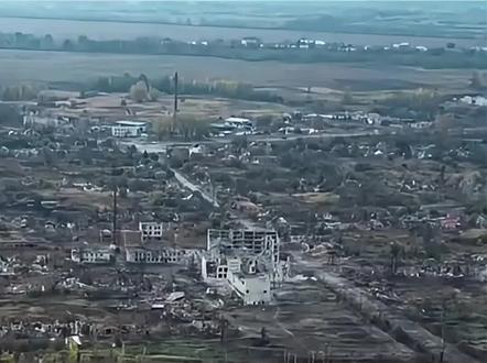 俄罗斯空天军11月28日发布了一段震撼视频 11月28日,俄罗斯空天军发布了一段震撼视频,展示了其使用FAB-3000航空炸弹对哈尔科夫州的沃尔昌斯克市进行的精确打击。此次行动再次彰显了俄罗斯空天军在现代战争中的强大实力和技术优势。
视频中,一枚重达3067千克的FAB-3000航空炸弹从高空呼啸而下,精准地命中了位于沃尔昌斯克市的目标区域。这枚炸弹的投掷速度最大可达1200千米/小时,投掷高度可达1.6万米,其爆炸威力足以覆盖11个足球场大的区域,对敌方阵地造成了毁灭性的打击。
FAB-3000航空炸弹是苏联/俄罗斯研制的一种重型航空炸弹,其炸药装药量约为1387千克。炸弹在头部与尾部配备了3个引信,与目标接触时可以直接爆炸,也可设置延时引信。该炸弹不仅威力巨大,而且具备高精度打击能力,是现代战争中的重要武器之一。
此次行动中,俄罗斯空天军利用先进的制导系统和精确的情报信息,成功地实现了对敌方目标的精确打击。这不仅展示了俄罗斯空天军的作战效能,也进一步巩固了其在现代战争中的领先地位。
值得注意的是,自俄乌战争爆发以来,俄罗斯空天军一直在持续提供空中支援,对敌方阵地进行了多次精确打击。此次使用FAB-3000航空炸弹的轰炸行动,再次彰显了俄罗斯空天军在现代战争中的重要作用和强大实力。
随着战争的持续进行,俄罗斯空天军将继续发挥其技术优势和作战效能,为俄罗斯在乌克兰的特别军事行动提供有力的空中支援。同时,我们也期待国际社会能够共同努力,推动和平解决乌克兰危机,避免更多的人员伤亡和财产损失。#俄乌 #俄乌冲突#俄乌每日局势