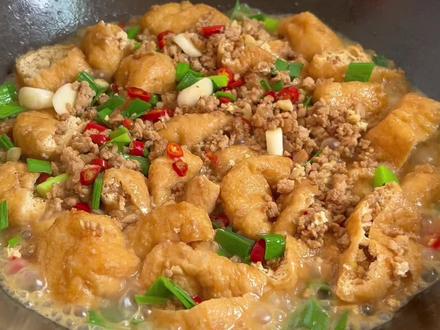 不知道吃什么?买点油豆泡,捡点肉回来一锅焖煮吧,老公会夸你的😂