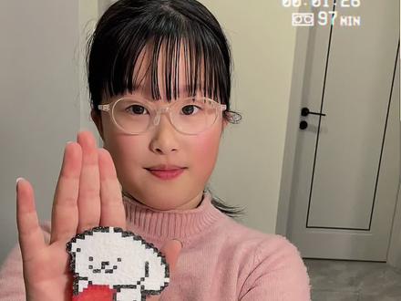 大家新年好呀~好久不见~今天在妮妮姐家里做拼豆~情侣款线条小狗~你们喜欢吗?#拼豆 #线条小狗 #毛巾烫 #小学生日常