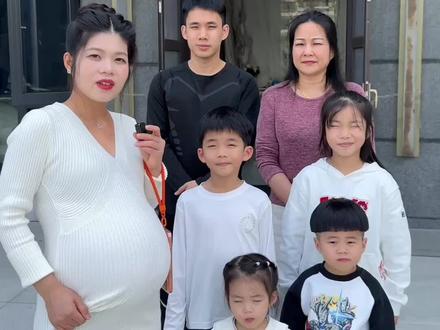 5胎孕39周,宝宝这几天就要出来了,有点期待,大家帮忙看看,是皮夹克还是小棉袄啊?