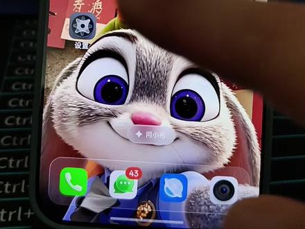 这个设置真的太好了!真我realme UI 7.0也支持全天候AOD(息屏显示)功能了,无需额外下载工具箱,只需10秒即可完成设置。具体步骤如下:进入设置,选择桌面锁屏与个性化,下滑找到息屏选项,打开息屏显示,然后选择全景沉浸模式。
选择全景沉浸模式后,系统会默认开启全天候显示,仅当电量低于10%时才会关闭。如果选择其他息屏模式,也可以手动将其设置为全天显示。#教程来了 #全天候AOD #真我GT8 #realmeUI7.0 #真我gt8pro