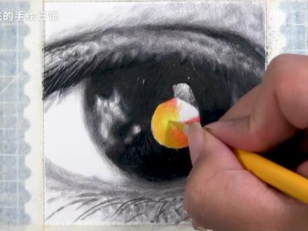 手绘小卡还原华语R&B教父陶喆专辑封面合集1 #手绘 #彩铅画 #绘画过程 #陶喆 #手绘小卡 绘画工具:10cm*10cm 300g邮票小卡水彩纸,彩铅,针管笔,丙烯马克笔
借鉴了小地瓜的博主小姐姐“蓝波波”的手绘陶喆专辑封面墙