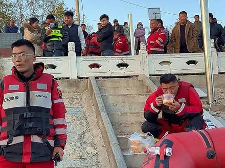 十七日夜攻坚,千里同心筑暖——山东多支救援队夏津溺水女孩搜救 一则紧急求助划破平静,山东夏津百姓揪心求助,妹妹意外溺水失联,消息传开后,山东各地救援队闻令而动,星夜兼程奔赴搜救现场。当地消防、应急局等责任单位迅速联动,与各地赶来的救援队伍并肩集结,一场跨越地域的生命搜救战,在复杂河道间正式打响。
48公里河道绵延向前,6个闸口横亘阻拦,22座桥梁交错纵横,76条支流蜿蜒分布,河道内遍布草堆、杂草丛生,每一处都藏着搜救阻碍。各支救援队伍充分发挥自身特长,有人熟稔河道勘探,细致排查每一处支流岔口;有人擅长水下搜寻,在浑浊水域中探寻踪迹;有人专注现场统筹,协调各方力量高效联动。日夜轮转间,队员们顶风冒雨、不畏艰辛,克服河道复杂、草堆缠绕等重重困难,始终以“不抛弃、不放弃”的信念坚守一线,不放过任何一处可能的区域。
十七个日夜的坚守,十七个日夜的期盼,每一分每一秒都承载着家属的牵挂,也凝聚着救援队伍的赤诚。或许是队员们的执着坚守终将感动天地,原本隐匿于杂草堆中的女孩,竟意外漂浮至水面,救援队第一时间发现踪迹,小心翼翼将其打捞上岸。深知家属此刻的悲痛,队员们强忍心酸,细致为女孩擦拭脸上布满的青苔,以最温柔的举动,尽量减轻家属相见时的锥心伤痛。
这场搜救任务,没有孤军奋战,唯有同心协力。当地责任单位的高效统筹,各地救援队的无畏冲锋,每一支队伍都不可或缺,每一位队员都全力以赴。搜救过程中,夏津人民的暖心支持更是驱散了疲惫,一碗热饭、一句叮嘱,皆是最质朴的温暖。关键时刻,各方力量拧成一股绳,用行动诠释山东大爱,尽显齐鲁儿女的赤诚担当。
任务落幕,各支救援队伍不争功、不抢誉,默默收拾行囊、有序撤离,用低调从容彰显着救援队伍的格局与胸怀。后期复盘通过女孩身上脸部布满青苔分析,女孩失联期间一直被困河道边杂草堆内,河道的复杂,更让搜救难度陡增,十七日夜的攻坚,每一步都充满挑战。
从各地集结的义无反顾,到协同搜救的众志成城;从细致善后的温柔体贴,到功成身退的淡然从容,这场搜救任务,尽显山东人刻在骨子里的担当、融入血脉的责任与胸怀大局的格局,也让公益救援的温暖底色,在齐鲁大地上愈发鲜亮。#正安救援 #新农人冲姐 #山东救援队 #正安人 #夏津溺水女孩已找到