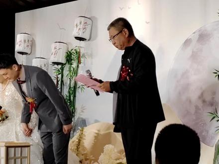 山东曲阜婚礼,可把夫妻俩累坏了,鞠躬鞠了俩分钟