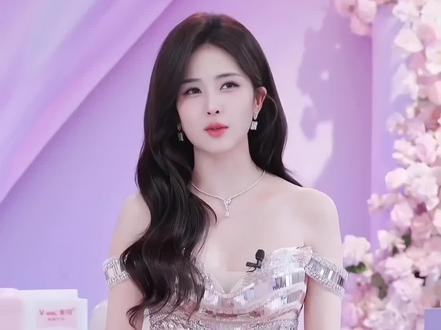 出道十周年有惊喜我可太有盼头了#白鹿 #白鹿美到要炸了 #女神 #路透 #王鹤棣背着白鹿跑