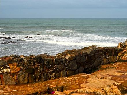 微乎大观·上合故事:斯里兰卡的郑和石碑,为何刻三种文字?
600多年前,中国航海家郑和将一块刻有中文、泰米尔文和波斯文的石碑带到斯里兰卡。三种文字背后,正是中国自古以来对多元文明的尊重,也记录了和平与友谊的初心。#上合2025