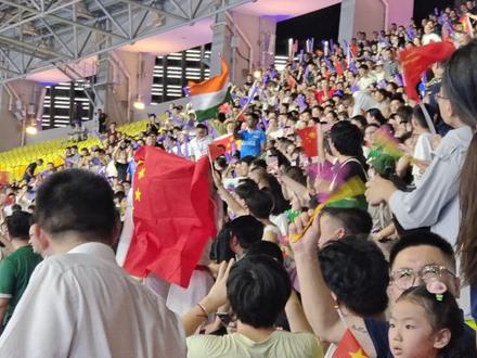 起因:因为印度🇮🇳小哥在人群中高举印度国旗,我们中国小姐姐也不服输,全场气氛真的很给力!世界人口第一第二大国的较量!#杭州亚运会 #杭州亚运会足球 #亚运男足 #国足