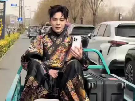 高迪坐三蹦子到万岁山上班#高迪 #高迪坐三蹦子上班 #高迪来攻打万岁山了 #在开封武侠城偶遇高迪 #来万岁山和高迪同台喊麦