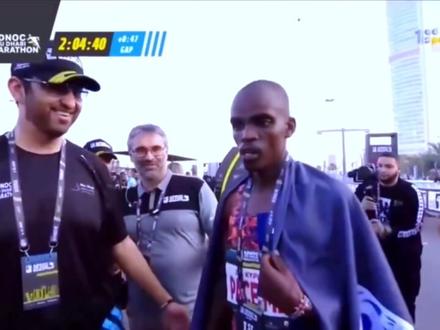 兔子把冠军给拿了#体育 #马拉松