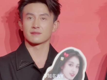 #刘萧旭 举起#郭宇欣 人形立牌那一刻我差点哭出来!!#刘萧旭拿郭宇欣人形立牌走红毯 #2025红果年度大赏 #当红派对