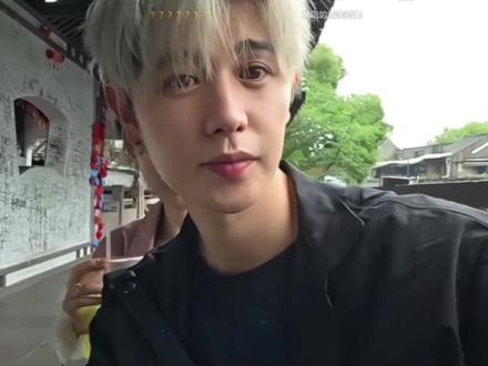 李小允究竟是谁?为什么一个小说人物,能铺满西塘墙面? #李小允 #我的26岁女房客 #动漫杂谈 #我在抖音看动漫