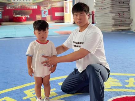 两岁萌娃,突破单手风火轮,懵懂习武,勇敢突破#少年强则国强#萌娃武术#彭艺洲