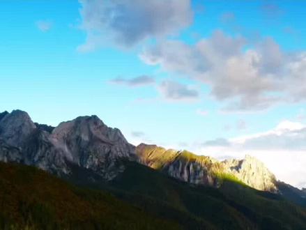 #在甘孜九龙体验飞驰人生#
#飞驰人生3在九龙取景#
#飞驰人生3选址有多绝#
#飞驰人生3取景地九龙#
2026自驾必选之路!甘孜九龙这条“最燃公路”凭什么火?答案藏在《飞驰人生3》!高原盘山公路、震撼峡谷、无垠草甸,电影实景拍摄,随手一拍都是大片,自驾爱好者此生必驾!