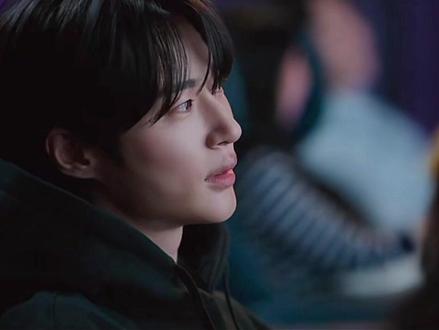 暗爽哥在一边嫌弃一边注重着装 😂#韩剧 #边佑锡 #iu #21世纪大君夫人