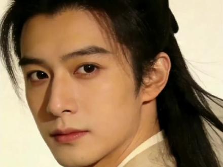 现在很多香蕉人,皮肤是黄的,而“心”是“白”的。黄皮肤 黑头发,是我们刻在骨血里的底色。真正的自信,是看清世界,仍深爱自己的根