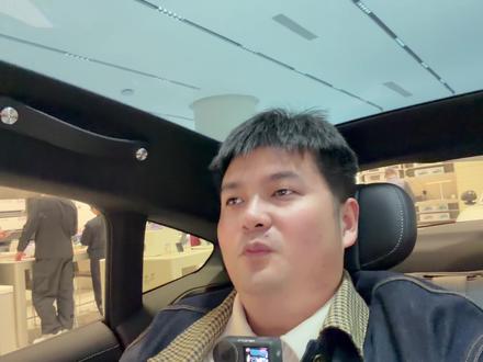 试驾小米SU7,对于180cm的人来说,后排的空间的确不那么宽敞,或许YU7才是我的选择!#新一代SU7 #小米SU7