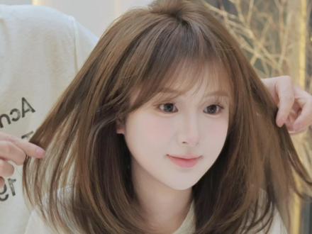 方圆脸细软塌💥2026本命锁骨发封神 谁懂啊家人们!方圆脸+细软塌贴头皮真的太惨了😭
试过N种发型不是显脸大就是撑不过半天
直到遇到这款2026爆火的高层次锁骨发
直接焊在头上不想换了!
长度刚到肩膀下3cm太绝了✨
少女感拉满还不挑场景
上班族赶时间吹完就能出门
学生党通勤百搭不踩雷
可披可扎适配所有场合~
扎起来干净利落有精神
散着温柔随性显气质
甜酷风切换毫无压力!
刘海选对=换头级修饰!
法式刘海闭眼冲不挑脸型
方圆脸能精准遮颧骨、柔化下颌线
长脸秒缩比例get流畅小V脸
减龄效果直接翻倍,素颜都扛打!
重点是免打理啊姐妹们!
搭配气垫烫打破细软塌魔咒
日常洗完头吹干就成型
根根蓬松不贴头皮
店里的精致造型在家5分钟就能复刻
手残党也能轻松拿捏~
细软塌+方圆脸的姐妹直接冲!
这发型真的能让你从“显老土气”变身“氛围感美女”
发朋友圈被问爆链接🔗
不允许还有姐妹不知道!
#方圆脸发型 #细软塌救星 #锁骨发 #2026流行发型 #高层次发型