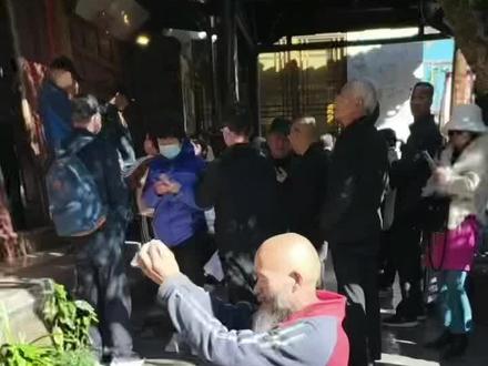 这位老人叫和述龙,是雪山神医的儿子,继承了他父亲的医术,专门治疗ai 症,他父亲和士秀是世界名医,宋美龄的乳腺 ai 就是他父亲治愈的,他正在祭拜的铜像,正是宋美龄所赠,上面刻有宋美龄所赠的四个大字,雪山神医