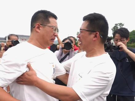 绥阳双胞胎兄弟失散33年中秋终团圆! #中秋 #团圆 #宝贝回家 中秋,万家团圆;中秋,游子归家。今年的中秋节,有一个特殊的家庭,因为一场从未放弃的“双向奔赴”终于团聚。
从山东青岛到贵州绥阳,2000公里,20个小时的星夜兼程,是为什么?只为找到分别33年的“另一个自己”!9月15日上午,与家人失散多年的刘忠武(小双)终于见到了日思夜想的双胞胎哥哥刘忠文(大双)。跨越千山万水,当兄弟俩的手紧紧握住那一刻,命运,将这对失散多年的同胞兄弟紧紧相连。
“哥,我是小双,这些年我想要回家,但是我不知道从哪里来,不知道怎么回家,我找不到回家的路了,我也不知道你们在找我。”
“真的让我们找得好苦,从来都没有放弃过找你,一直找一直找,我都不知道还能不能找到。回家了就好,回家了就好!”