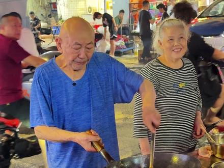 “深圳街头爷爷奶奶的炒粉,藏着最戳心的温暖” #深圳老爷爷炒粉 #正能量 #深圳热点榜