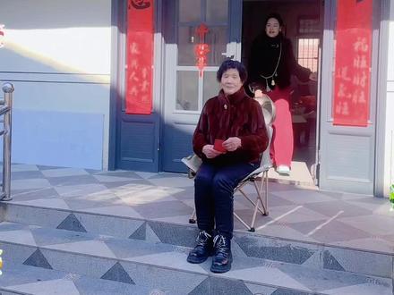 今天初二,带着我的儿子儿媳妇回娘家,给我83岁老母亲拜年去了😁😁😁