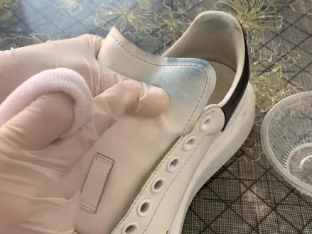 #生活小妙招 白鞋去除牛仔裤蓝:酒精(轻轻擦拭)@抖音小助手