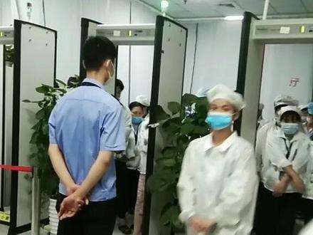 有时候过三次安检门才能过去。哈哈,你你们厂也是这样吗?#排队